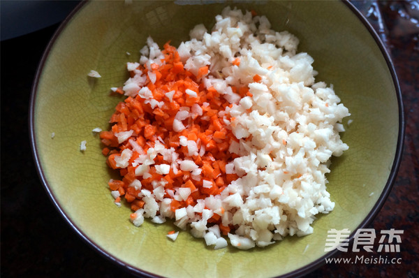 Stir-fried Minced Pork with Carrots and Horseshoe recipe
