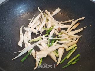 #快手素菜#pleurotus Eryngii and Green Pepper Fried Dried Shreds recipe