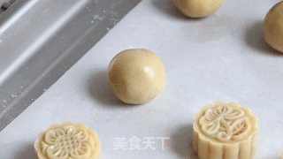 Traditional Mid-autumn Festival-mooncakes with Egg Yolk and Lotus Paste recipe