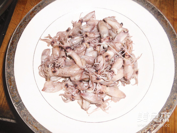 Stir-fried Sea Hare with Garlic Stalks recipe