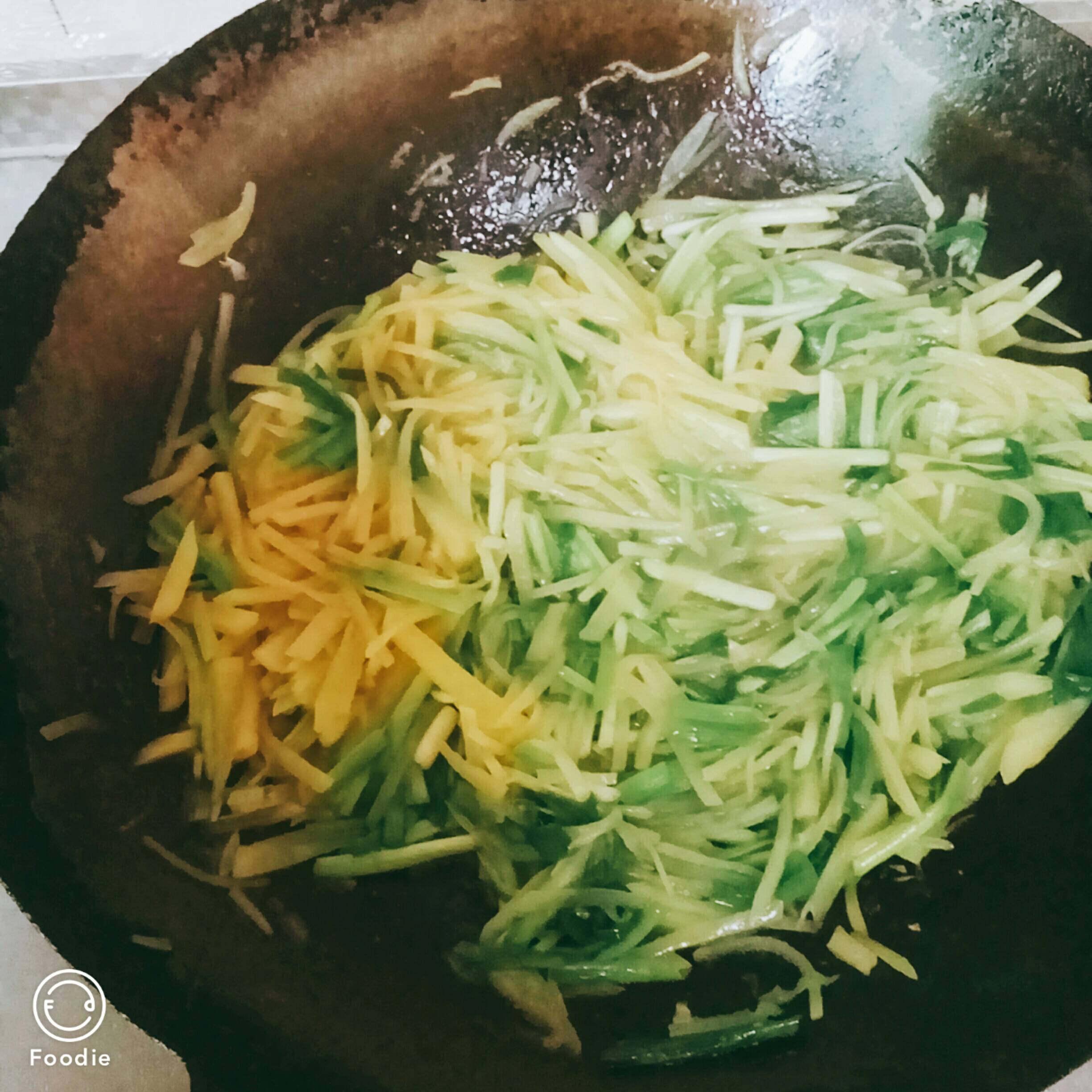 Stir-fried Potato Shreds with Garlic Sprouts recipe