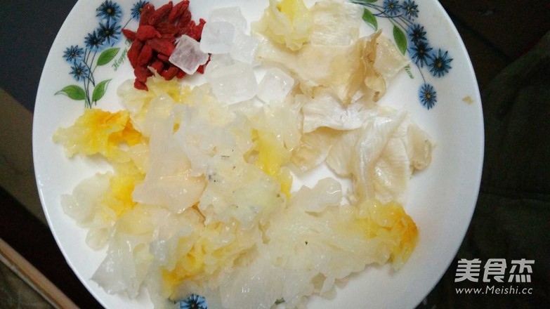 White Fungus and Wolfberry Stewed Flower Gum recipe