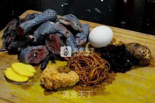 Steamed Black-bone Chicken with Medicated Cordyceps Flowers and Assorted Mushrooms recipe