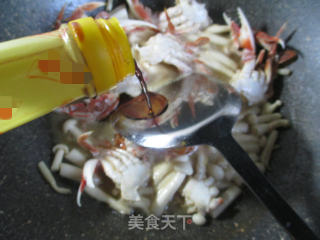 Stir-fried Crab with Mushroom and Seafood recipe