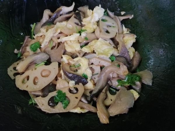 Scrambled Eggs with Mushroom and Lotus Root Slices recipe