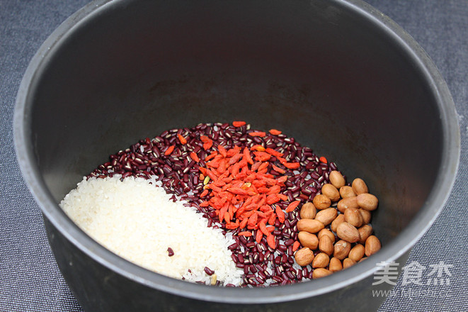 Four Seasons Congee for Nourishing Blood and Nourishing Beauty——red Dates, Longan and Black Sesame Congee recipe