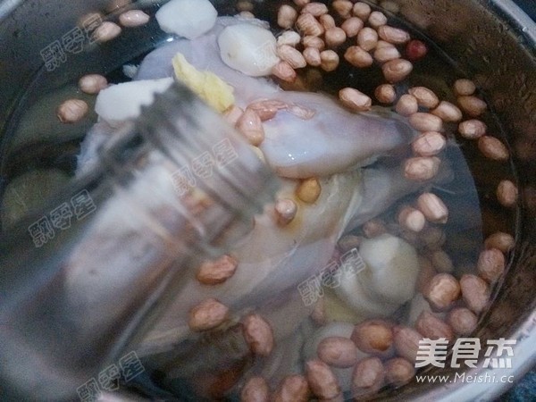 Stewed Chicken Soup with Water Chestnuts and Peanuts recipe