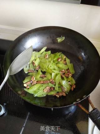 Fried Shrimp with Lettuce and Walnut recipe