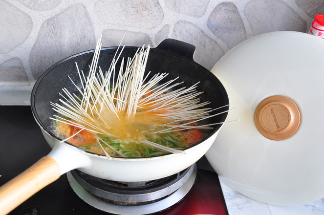 Hot Noodle Soup with Shredded Shrimp and Carrot recipe