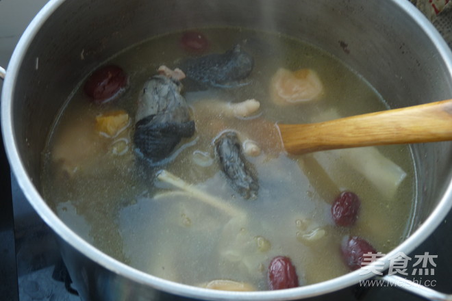 White Fungus Black Chicken Soup recipe