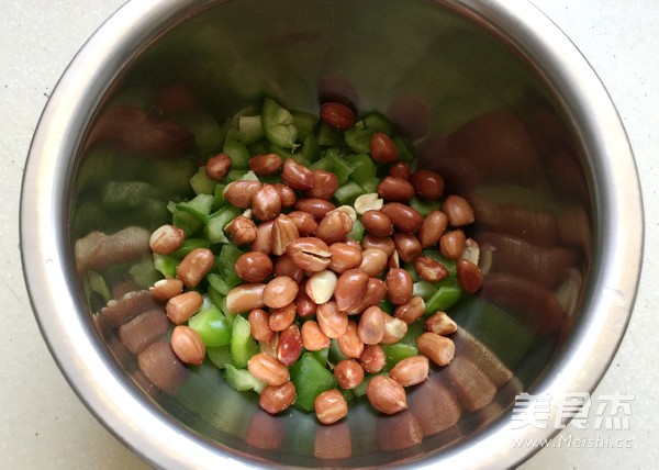 Green Peppers Mixed with Peanuts recipe