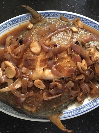 Braised Sea Pomfret with Onions recipe