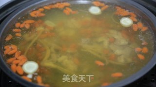 Ginseng, Abalone and Wolfberry Soup to Invigorate Lungs, Nourish Skin, Solidify, and Improve Body Immunity recipe