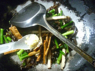 Stir-fried Garlic Sprouts with Dried Black Fungus recipe