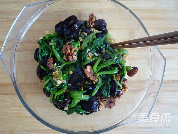 Spinach Fungus Mixed with Walnuts recipe