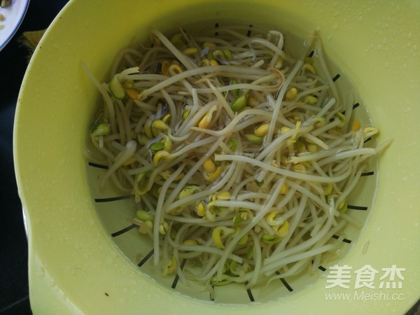 Fried Noodles with Soy Sprouts recipe