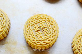 Private Recipes are Open-cantonese-style Lotus Paste Egg Yolk Mooncakes recipe