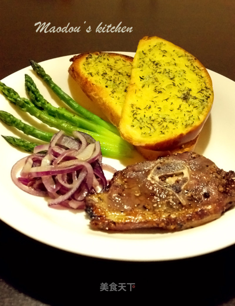 Grilled Lamb Chop with Black Pepper and Red Wine with Garlic Bread