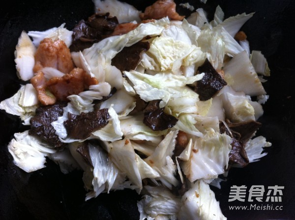 Stir-fried Pork with Cabbage and Pine Mushroom recipe