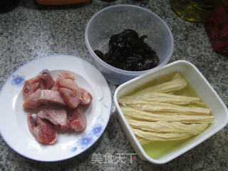 Black Fungus and Yuba Boiled Cured Chicken Legs recipe