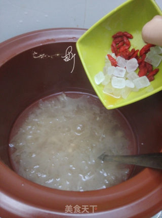 Sun Fruit Steamed Lotus Seed and Tremella Soup recipe