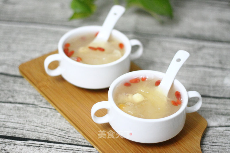 White Fungus and Lotus Seed Soup for Beauty and Beauty