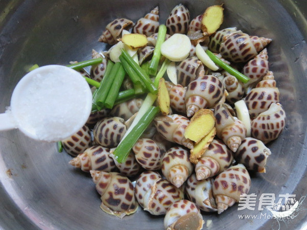 Baked Snails with Ginger, Onion and Garlic recipe