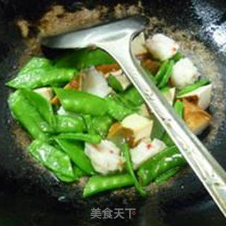 Stir-fried Snow Peas with Fragrant Dried Shrimp Balls recipe