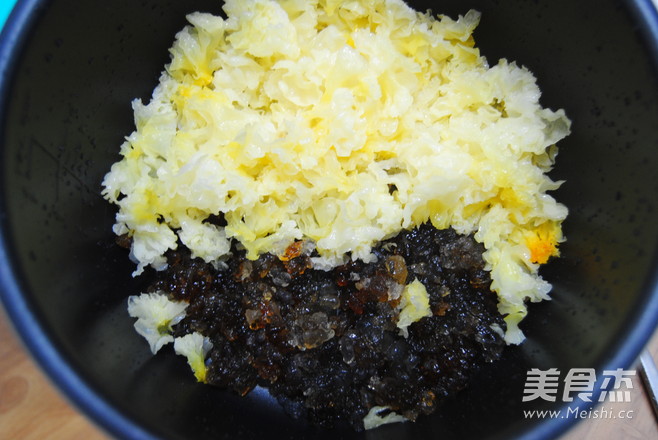 Fig and Peach Gum White Fungus Soup recipe