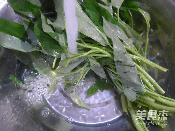 Stir-fried Water Spinach with Crab Mushrooms recipe