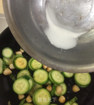 Stir-fried Cucumber with Fresh Scallops recipe