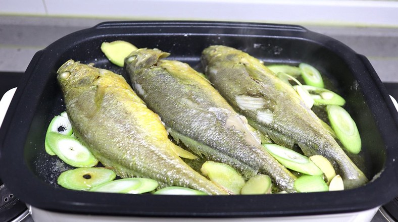 Sauerkraut Stewed Yellow Croaker recipe