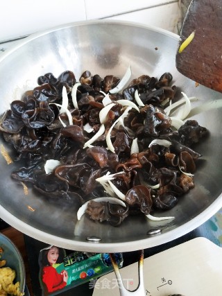 Fried Fungus with Eggs recipe