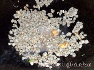 Stir-fried Sand Clam with Leek recipe