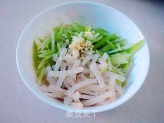 Lettuce Mixed with Pork Skin recipe