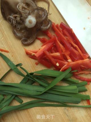 Octopus with Chives and Red Pepper recipe