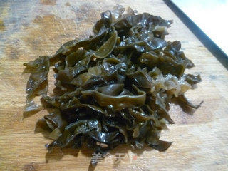 Stir-fried Garlic Sprouts with Dried Black Fungus recipe