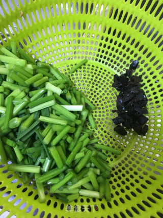 Stir-fried Small River Prawns with Leek Flowers recipe