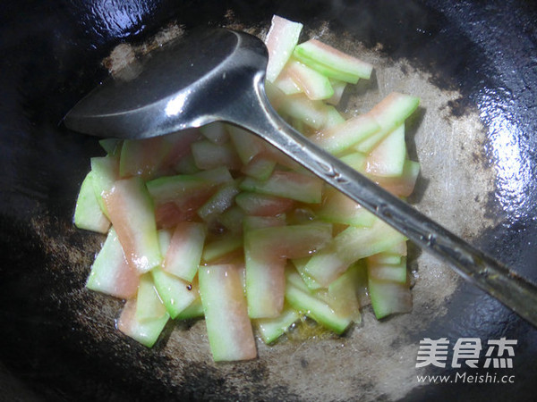 Fried Watermelon Peel with Razor Clams recipe