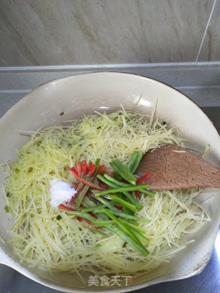 Stir-fried Potato Shreds with Bell Pepper recipe