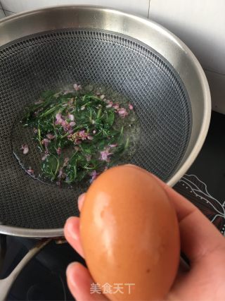 Fried Eggs with Wattle and Wolfberry Buds recipe