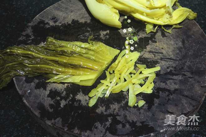 Sauerkraut Shrimp Skin and Garlic Leaves recipe