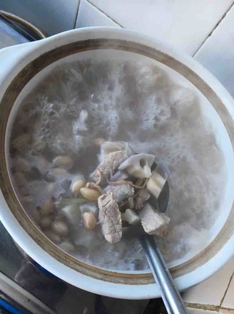 Lotus Root Squid Peanut Lean Meat Soup recipe