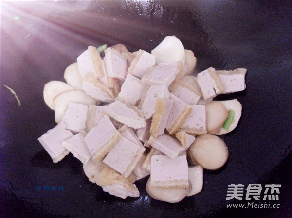 Fried Pleurotus Eryngii with Pork Skin recipe