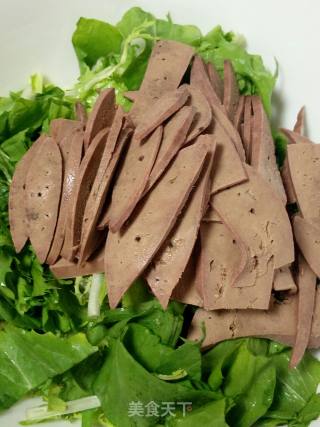 Bitter Chrysanthemum Mixed with Pork Liver recipe