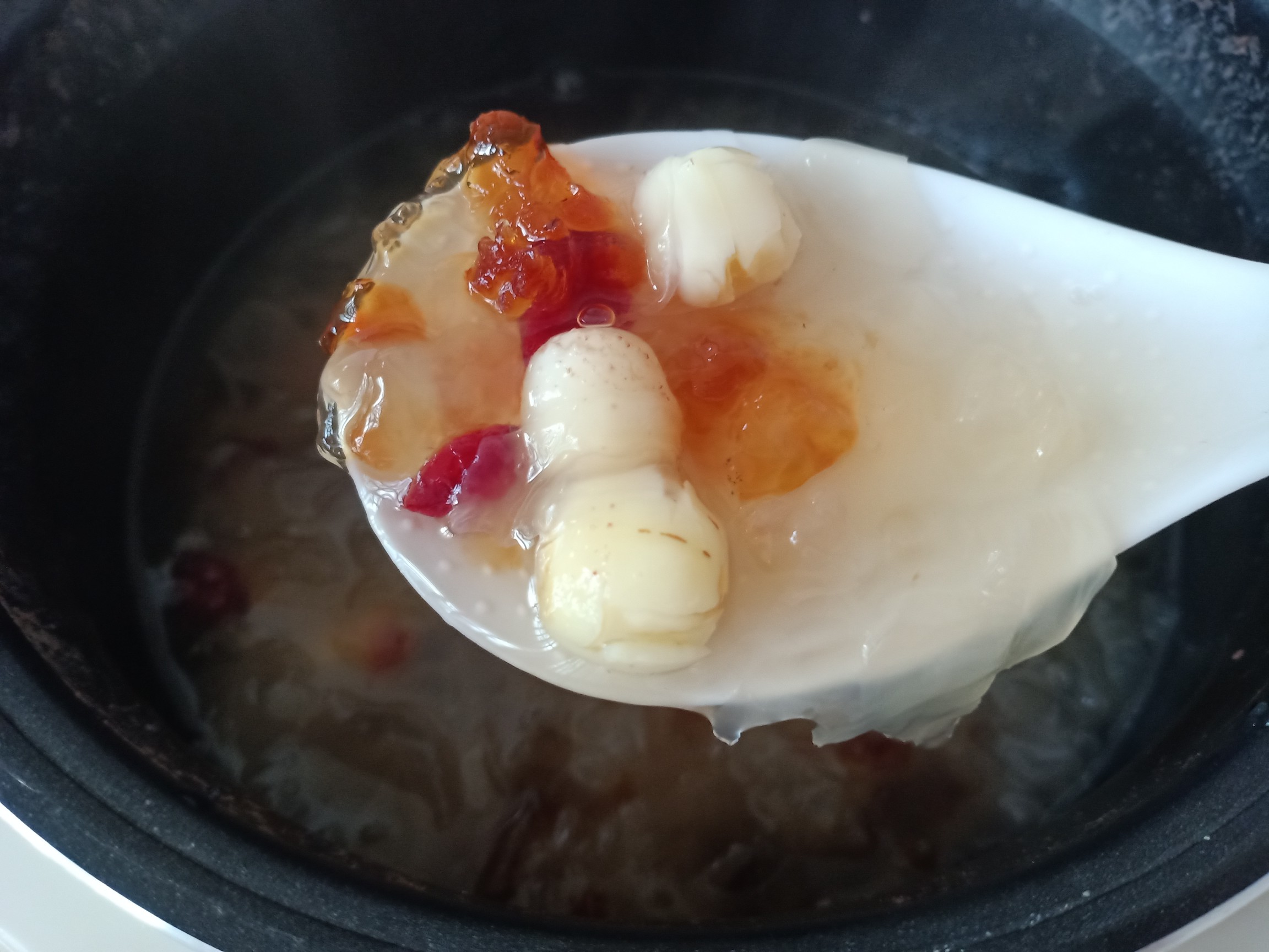 Peach Gum, Lotus Seed and White Fungus Soup (beauty and Beauty) recipe