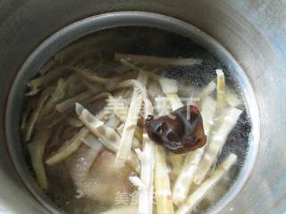 Black Fungus, Lamb's Tail, Bamboo Shoots and Chicken Leg Soup recipe