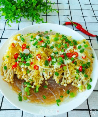 A Delicious Vegetarian "pickled Pepper Vermicelli Steamed Golden Needle Roll" recipe