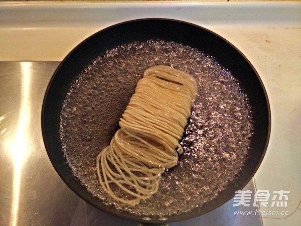 Pan-fried Beef Shoulder and Instant Korean Fried Noodles recipe