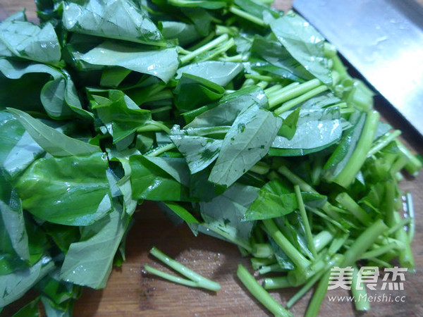 Stir-fried Water Spinach with Crab Mushrooms recipe